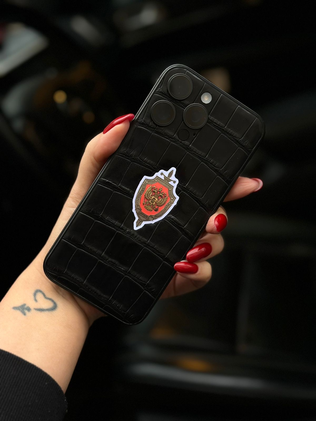 Apple iPhone 16 Pro Max 256Гб (1 sim + eSIM) Черный титан - кожа с светящимся гербом спецслужб
